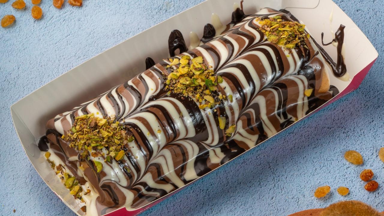 رول بالفواكه والقشطة والكريمة XO