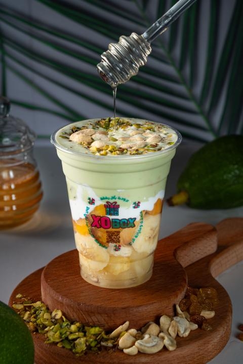 أفوكادو بالعسل والقشطة والمكسرات والفواكه