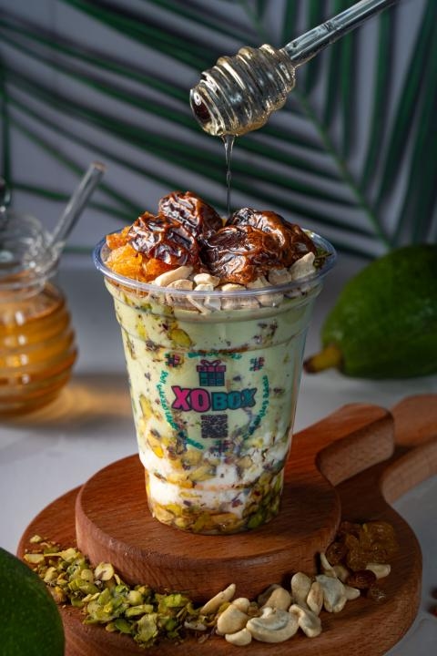 أفوكادو بالعسل والقشطة والمكسرات والتمر