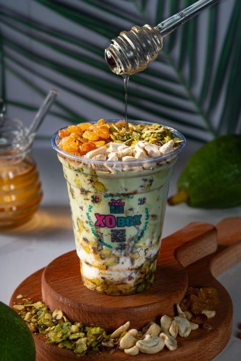 أفوكادو بالعسل والقشطة والمكسرات