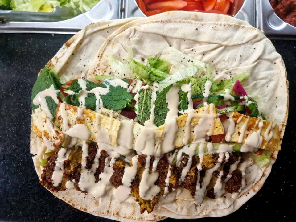 سندويشة فلومي (فلافل وجبنة)  