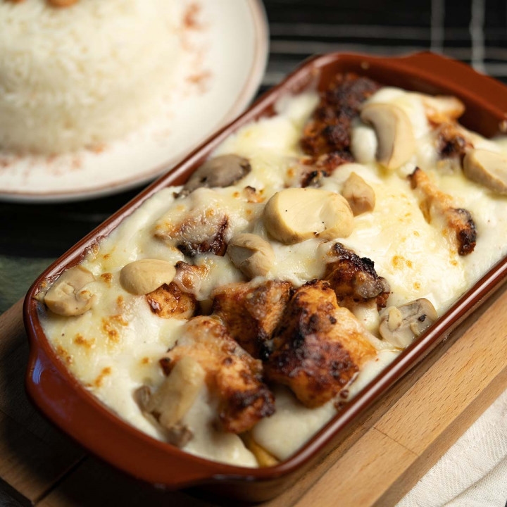 Shish al-Fukhara with bechamel and kashkaval