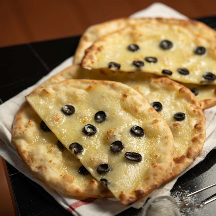 Siyah Zeytin Kaşarlı Pide