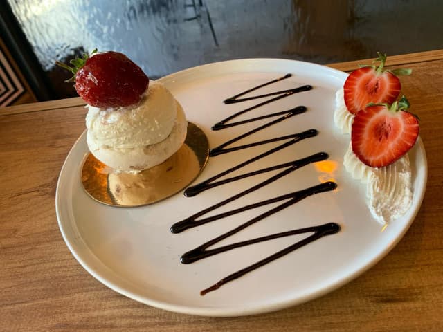 Fruit meringue with vanilla mousse