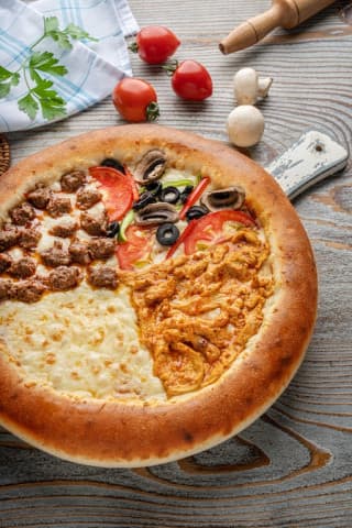 بيتزا مشكلة محشية الاطراف 