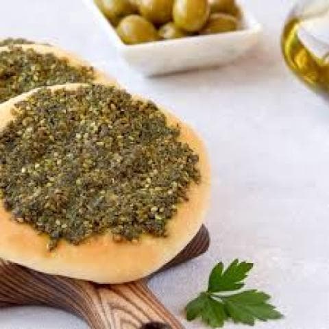 فطيرة زعتر مع فليفلة