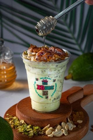 أفوكادو بالعسل والقشطة والمكسرات والتمر