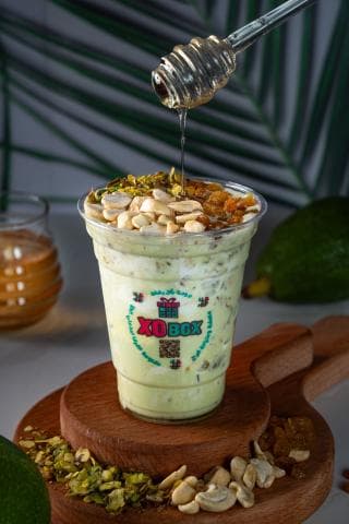 أفوكادو بالعسل والقشطة والمكسرات