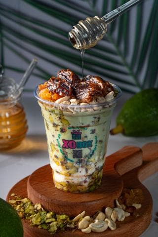 أفوكادو بالعسل والقشطة والمكسرات والتمر