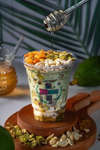 أفوكادو بالعسل والقشطة والمكسرات