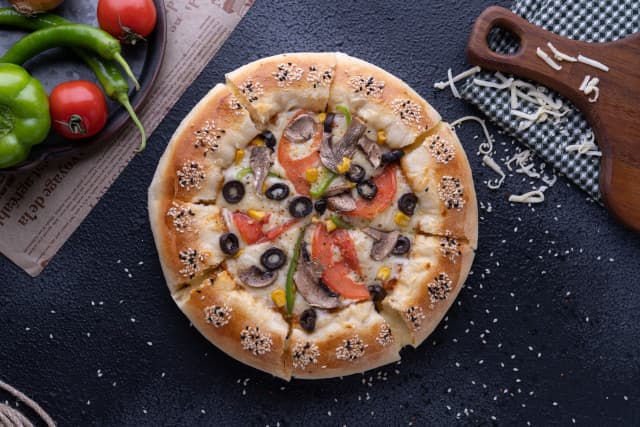 بيتزا المعلم وسط