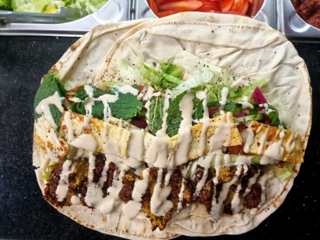 سندويشة فلومي (فلافل وجبنة)  