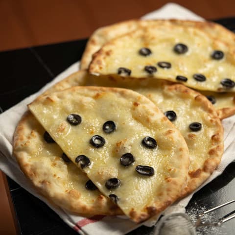 Black olives with kashkaval