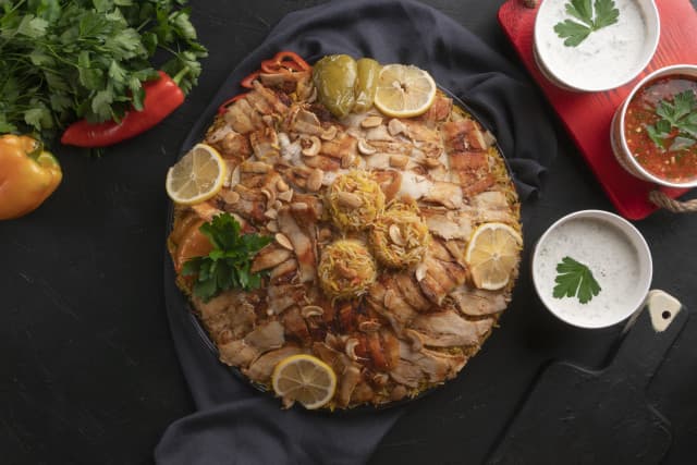 منسف مندي بشرائح الشاورما و المكسرات خمس اشخاص