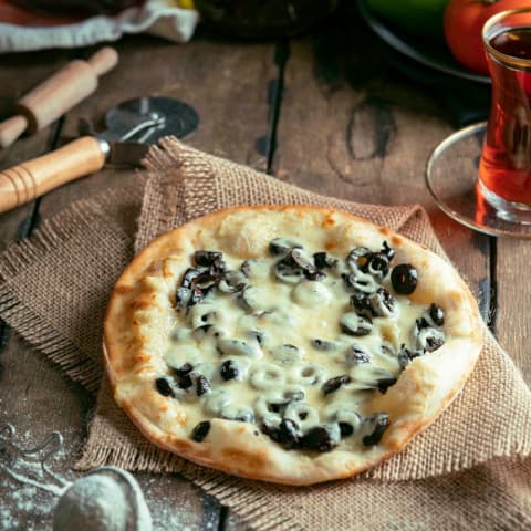 Black olives with kashkaval
