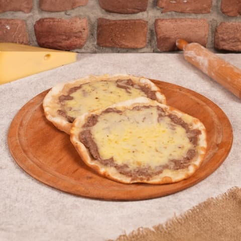 Plain meat on dough with kashkaval