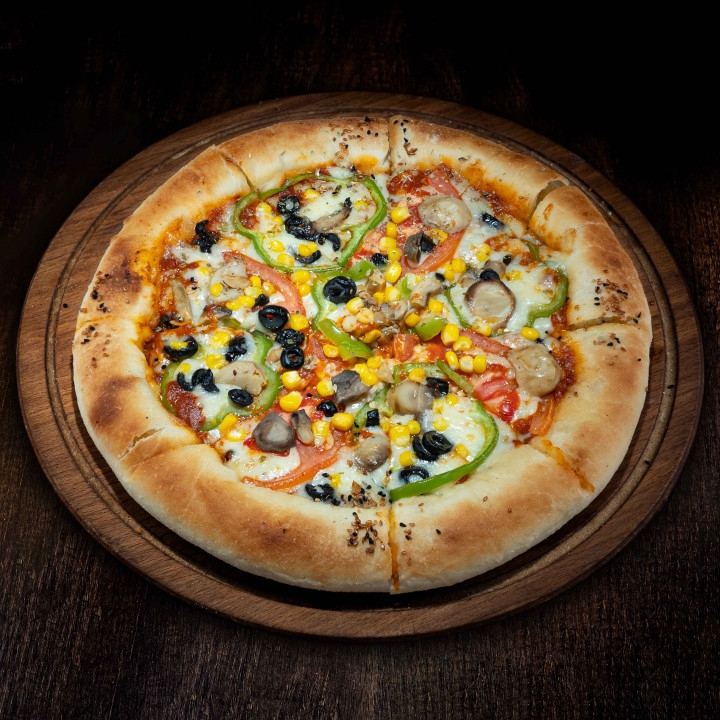 Peynirle doldurulmuş sebze pizzası