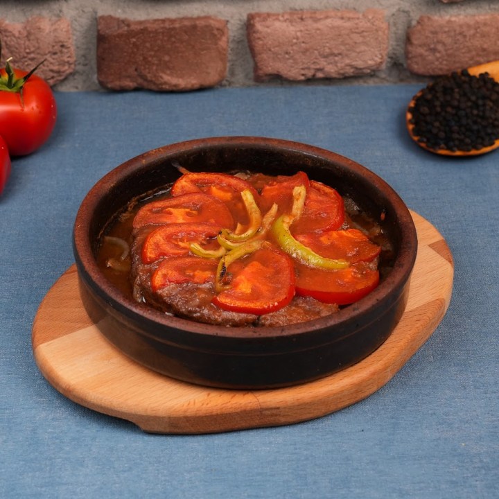 Kofta with tomatoes